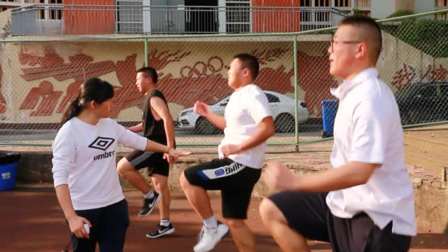 【体育生返校胖20斤教练不敢认:自己去看看肉铺里面10几斤肉有多少[捂脸]】4月27日,重