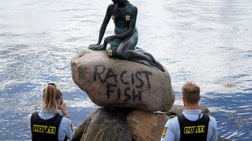 【丹麦国宝小美人鱼雕像被喷上“种族主义鱼”涂鸦,警方在查!】“种族主义鱼”,当地时间3日,