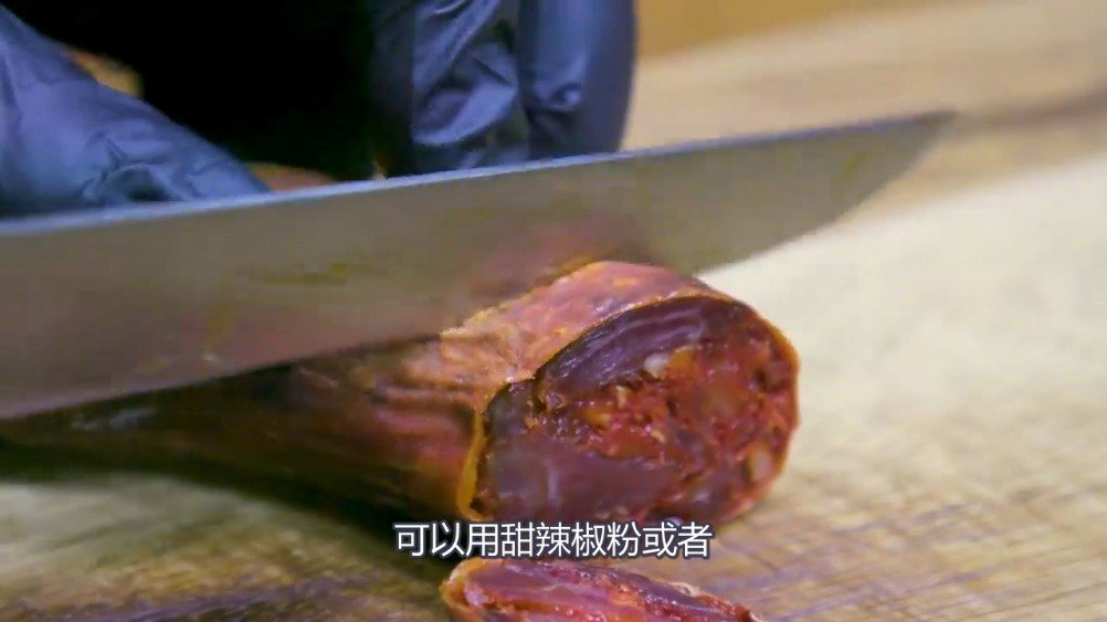 【“西班牙伊比利亚腊肠”是怎么制作出来的?】伊比利亚腊肠最特别的地方在于,它采用的是“伊比