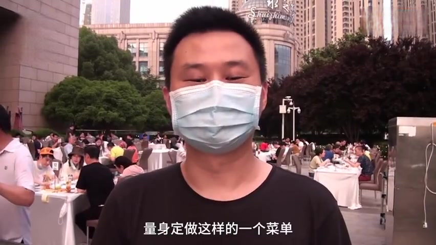 【转型自救!武汉五星级酒店门外开大排挡食客爆满:武汉人民一起努力】湖北武汉酒店行业因疫情受