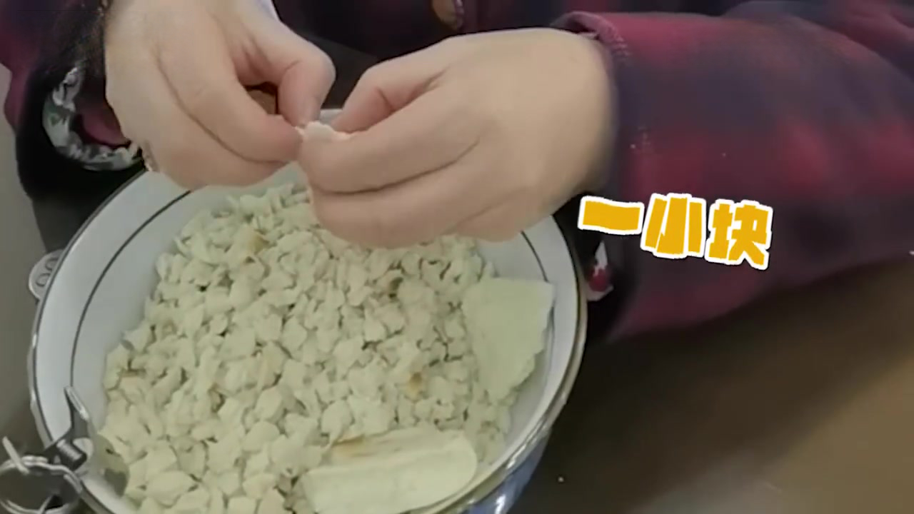 【掰馍也是技术活!】西安咥中咥 怎么认出西安人呢?先带他吃一碗羊肉泡馍吧!外地人掰馍又拉又