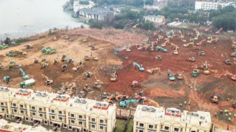 【与时间赛跑,航拍武汉版小汤山工程进度:上百台机械同时开挖】 1月23日,武汉版“小汤山”
