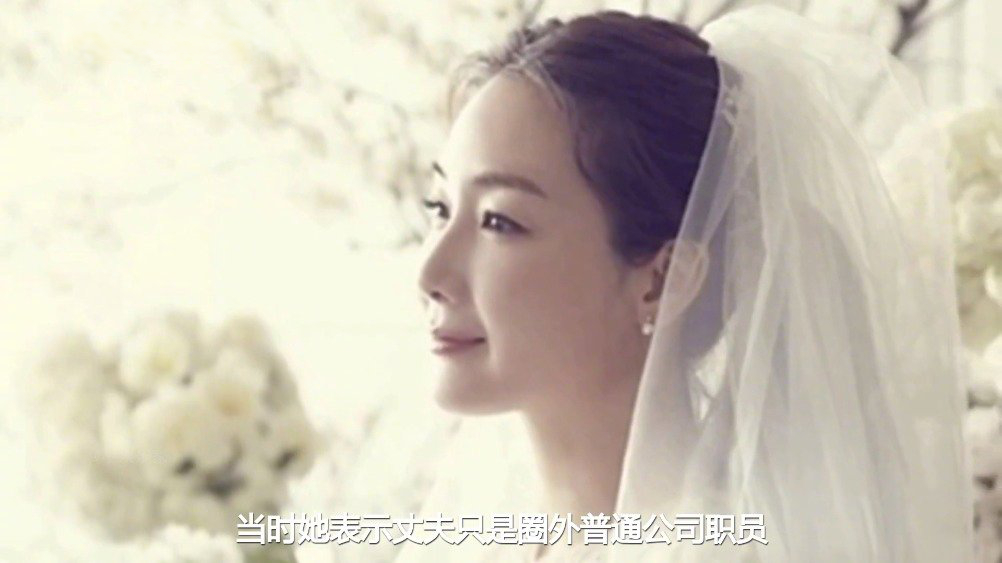 崔智友1995年就步入演艺圈,曾经与裴勇俊合作《初恋》《冬季恋歌》,《天国的阶梯》也是她的