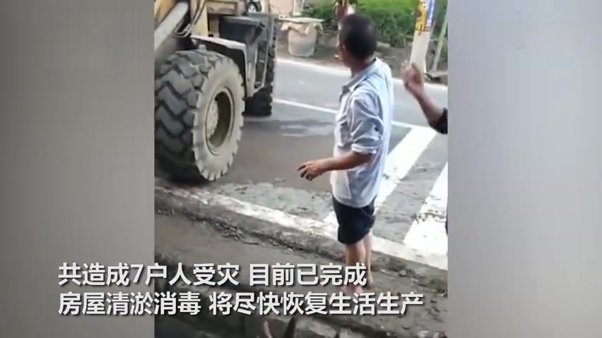 【重庆阳台变瀑布洪水喷涌而出,居民楼3楼与公路相平:市民穿睡衣逃跑】7月1日,重庆綦江,洪