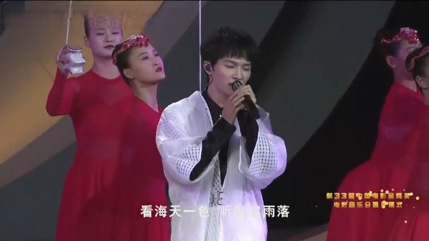 周深再次带来电影《大鱼海棠》主题曲《大鱼》,这是周深的第100个舞台,再次演唱最初的成名曲