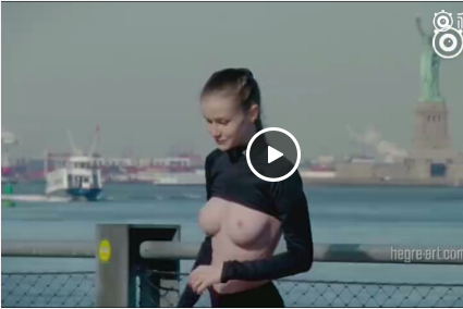 乌克兰美女模特Emily为争取女权赤裸上身在纽约街头行走