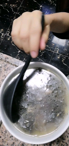 小孩吃虾米紫菜汤特别补钙,简单易做,非常方便,喜欢葱的可以撒点葱花