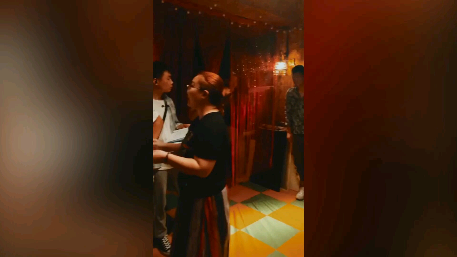 “嘎子哥”谢孟伟分享拍摄现场,胳膊上肌肉引人注目,硬汉!