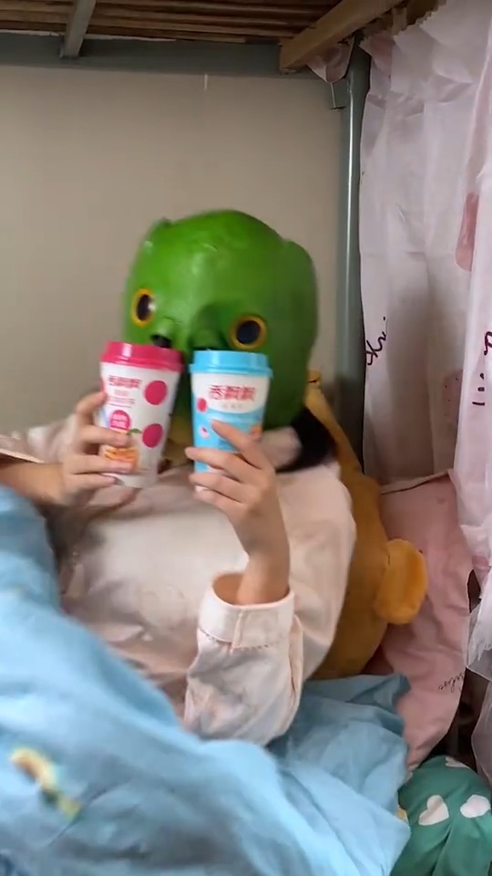 你有见过怪怪鱼喝奶茶吗?