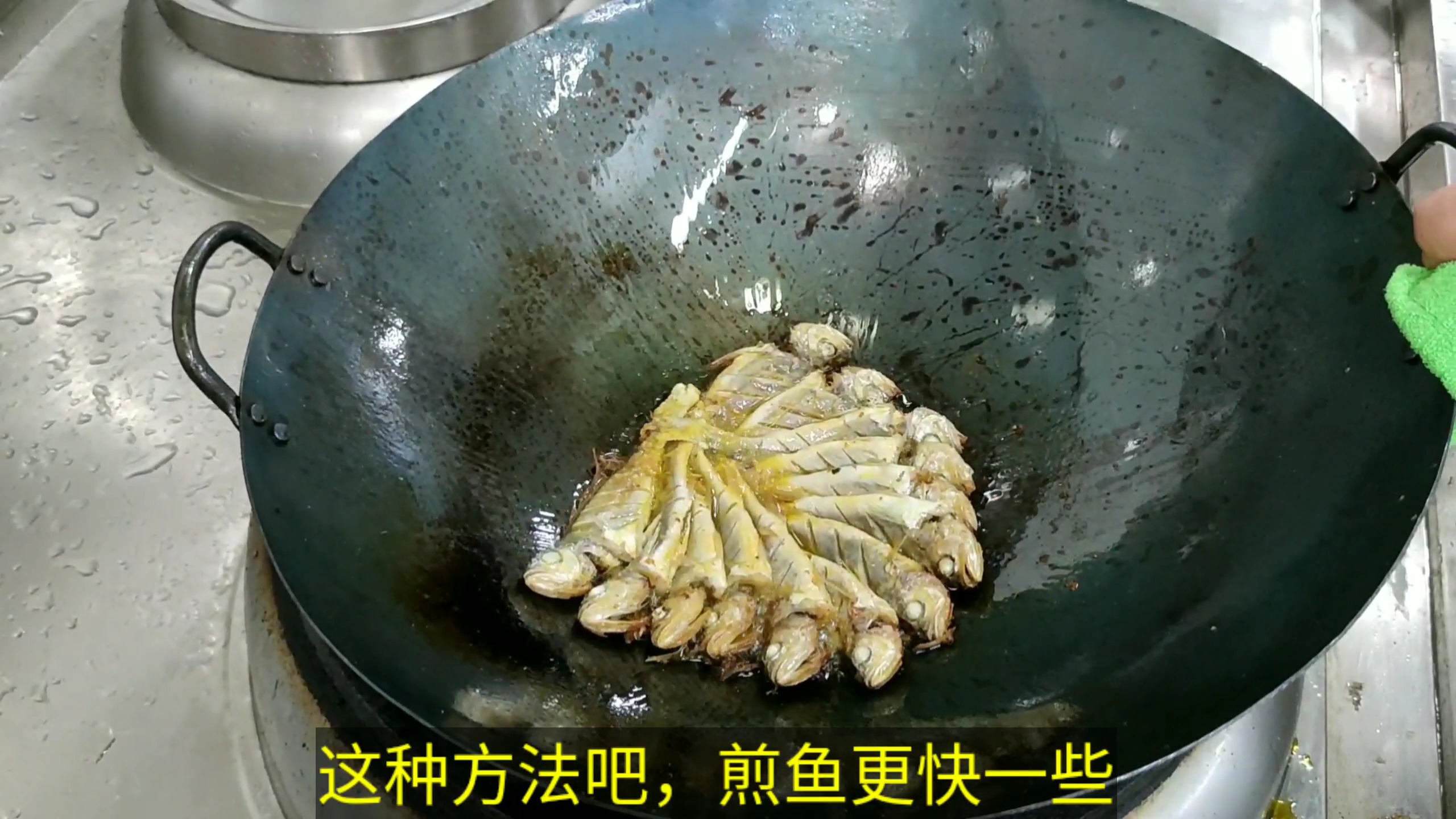为啥酒店香煎黄花鱼好吃,原来大厨是这样做的,难怪比家里有滋味