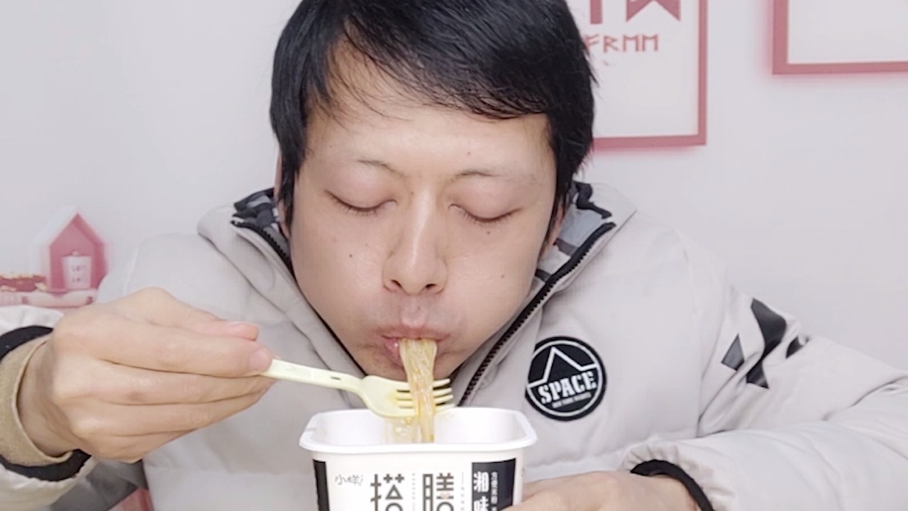 #美食#一天只吃明星代言的美食,小鱼干、鱼豆腐、泡椒凤爪,没想到有这么多