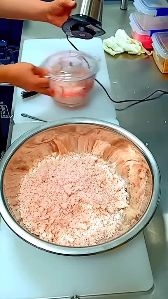 制作蟹肉沙拉,寿司小智美式创意寿司,寿司小智,热门