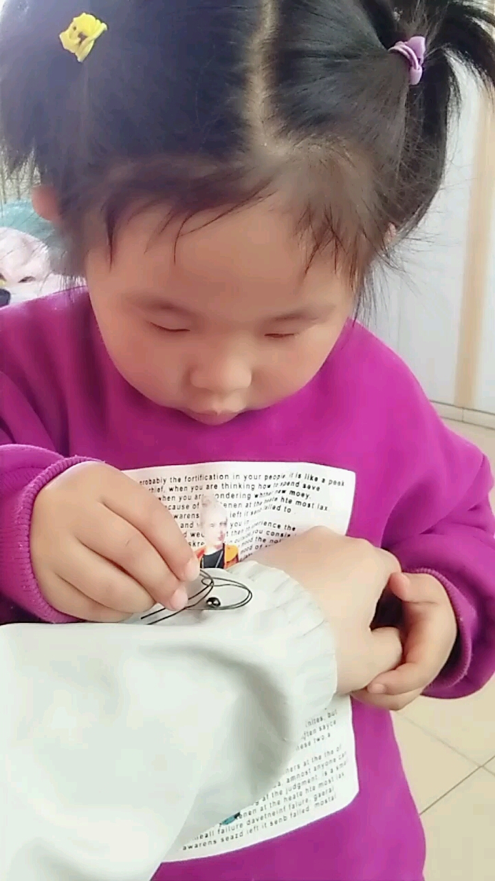 看看小姑娘在玩什么呢!