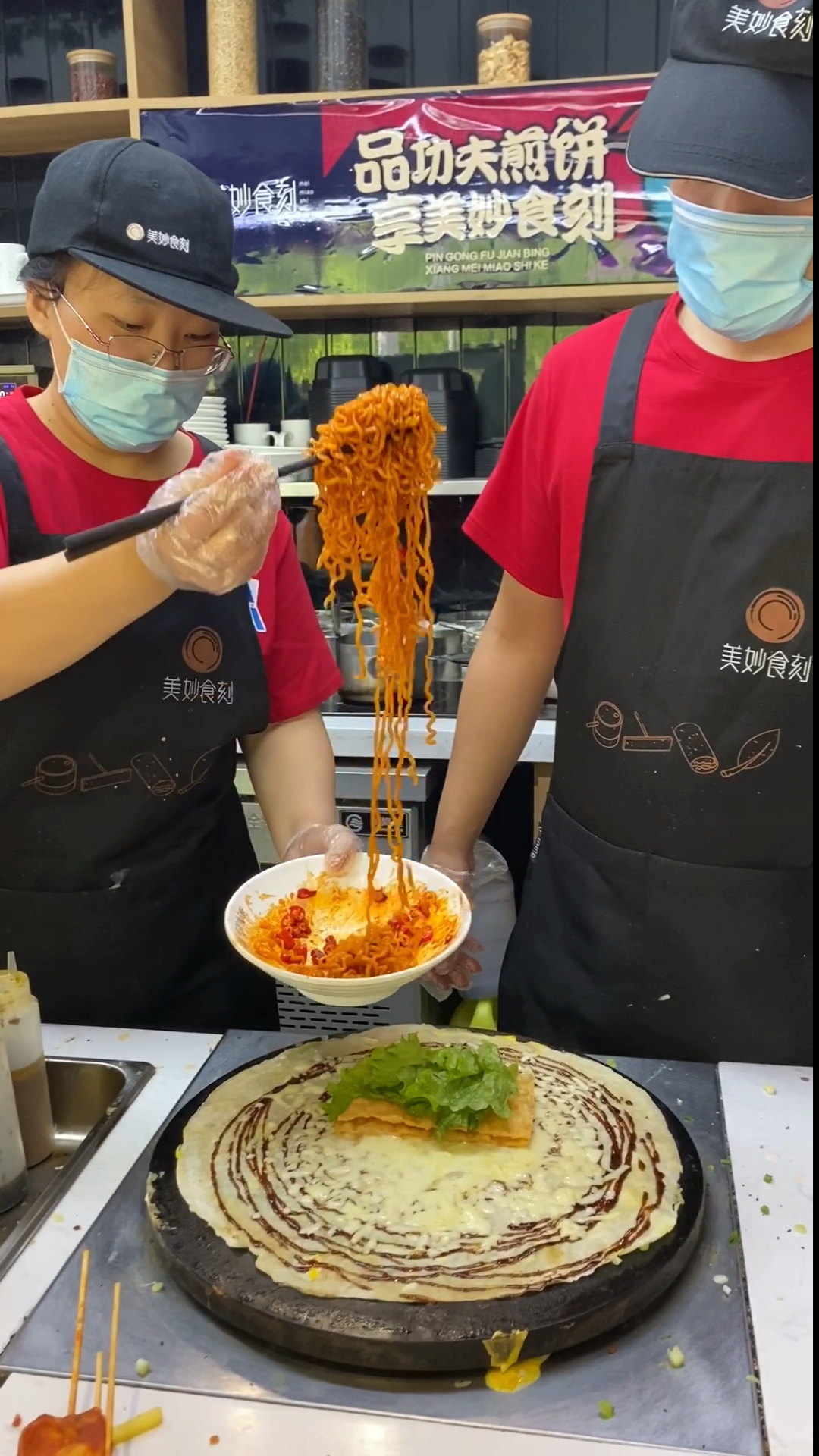 煎饼里加这个太香了!大学生吃了都说香,开在学校旁一天300份稳稳的!