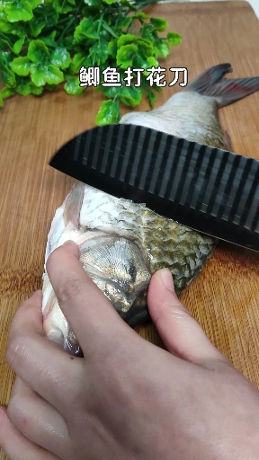 做鲫鱼汤时,千万不要直接下锅炖,多加这种食材,汤和牛奶一样白,美味不腥