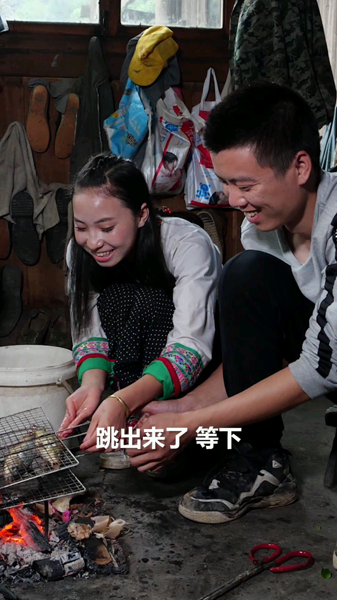 烤鱼还可以这样吃,鱼肠鱼刺都不挖直接吞,小伙伴你们能接受这样的吃法吗?