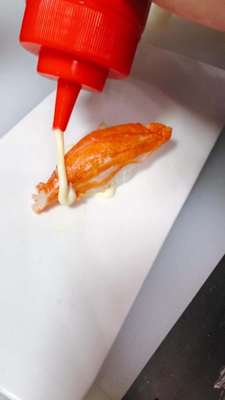 火焰蟹肉棒寿司做法