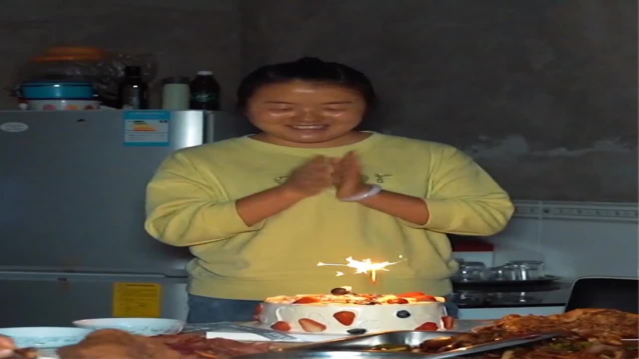 #搞笑段子剧#媳妇今天过生日,用心的给她做一个生日蛋糕,最幸福不过家人的美好都在眼前身边