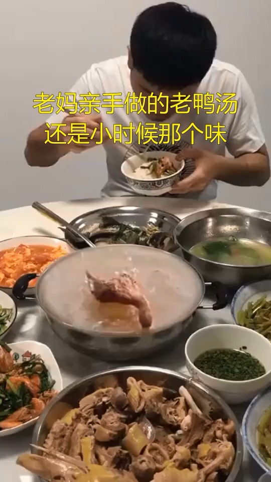 老妈亲手做的老鸭汤还是小时候那个味