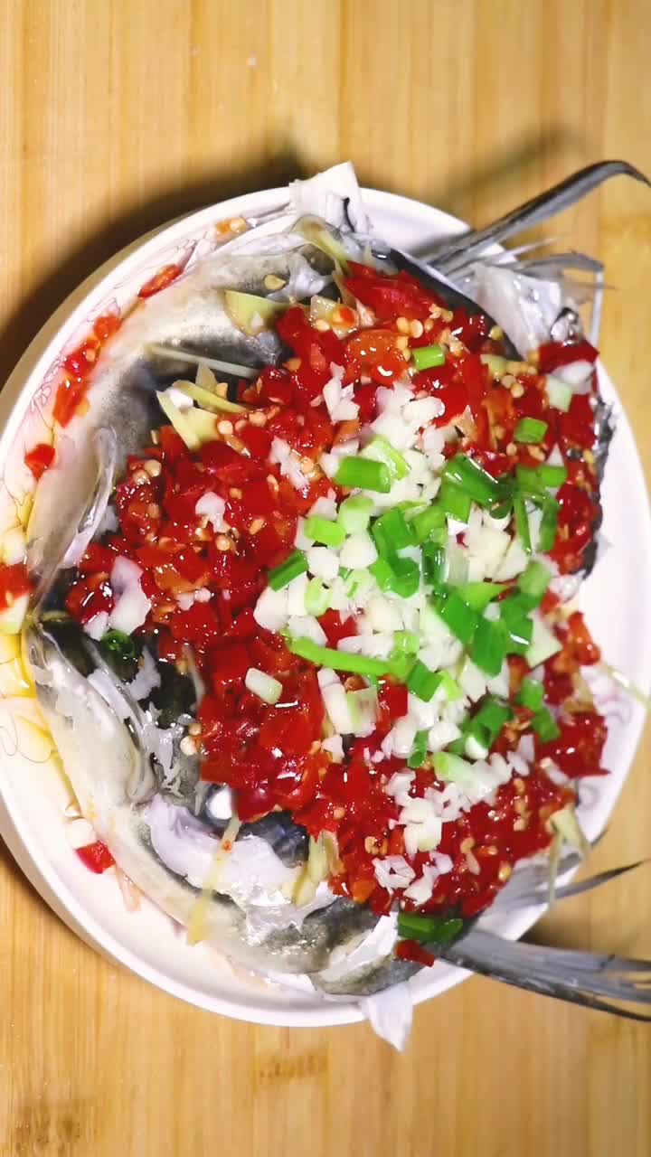 许多朋友去湘菜馆必点《剁椒鱼头》,今天为大家分享这道菜的家常做法(记得换个大盘子哦)!祝端