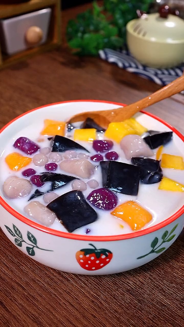 夏天最爱吃的芒果龟苓膏,自己在家做也很简单,Q弹又爽滑,龟苓膏