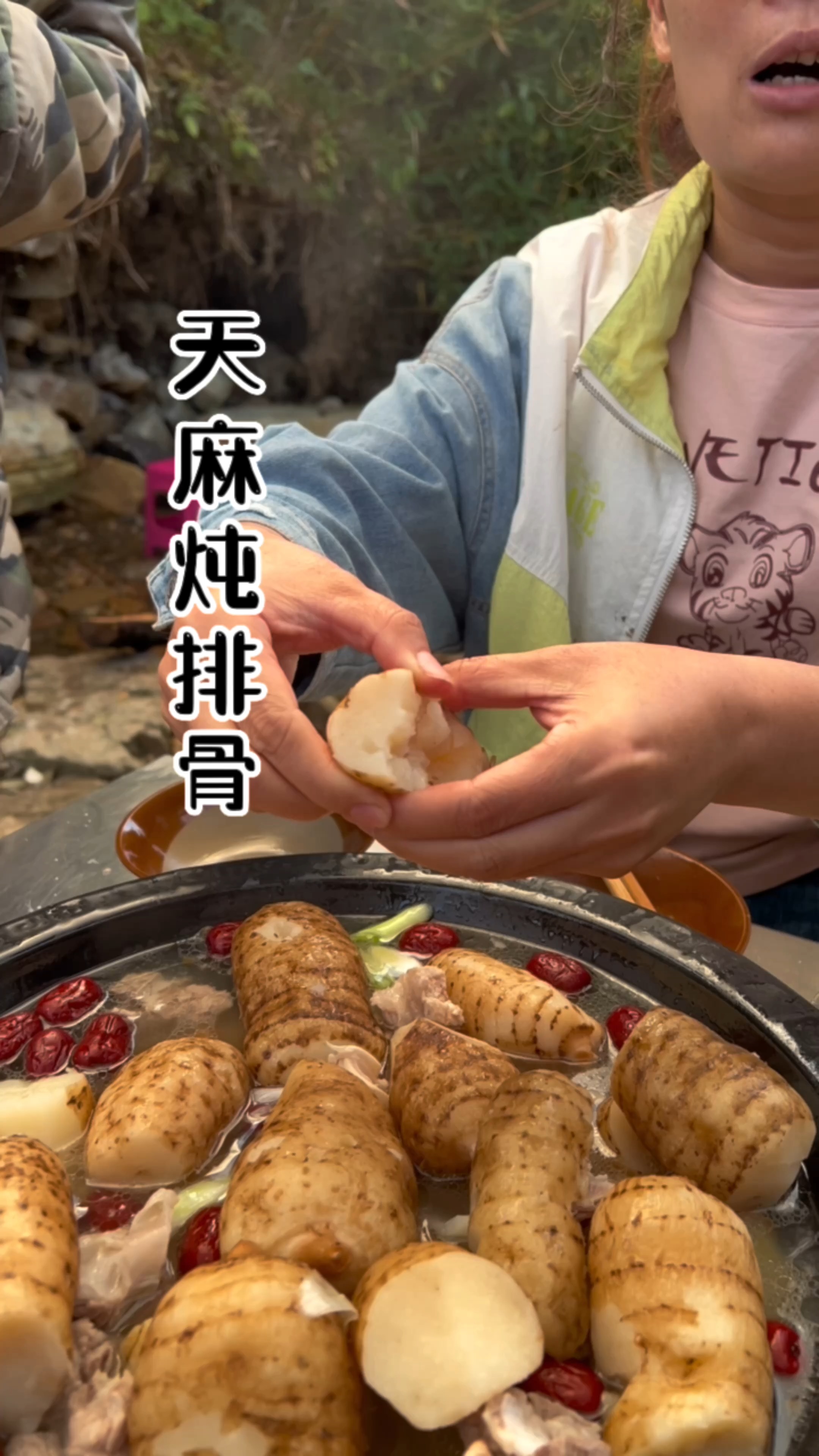 天麻炖排骨的做法:可以切片或者像我一样整个放进去,加点葱姜酒,红枣枸杞。