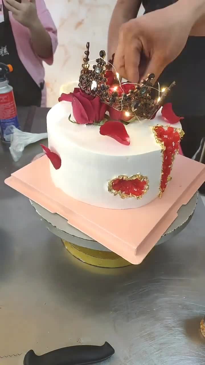 送给女朋友的生日蛋糕,这绝对符合她女王的气质,蛋糕店小哥哥太厉害了!