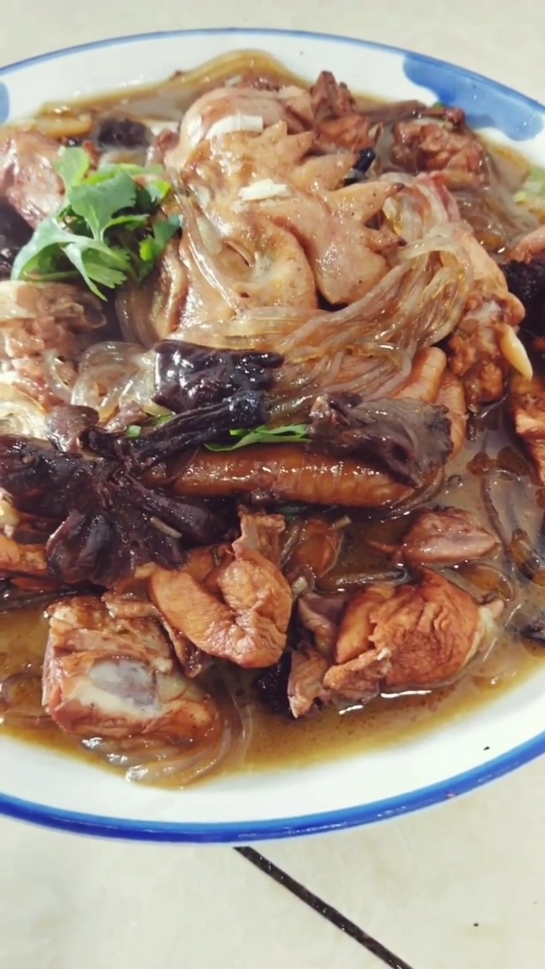 东北小鸡炖蘑菇粉是嘎嘎香!