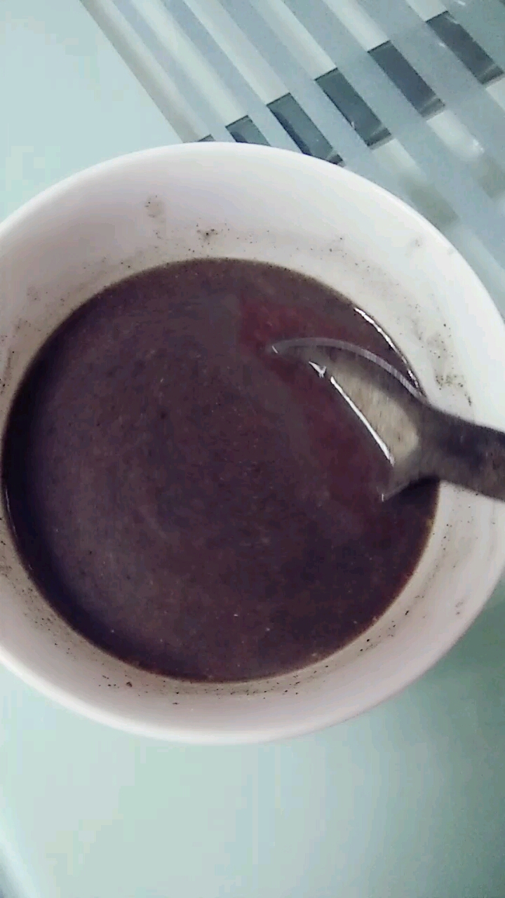 养颜生发粥,黑米,黑豆,花生炒熟,在配枸杞子,红枣黑芝麻打成粉,女人常喝年轻噢