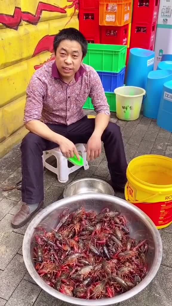 九街开了8年的小龙虾店,都是一两以上的炮头虾,虾头里全是黄,钳子里都是肉