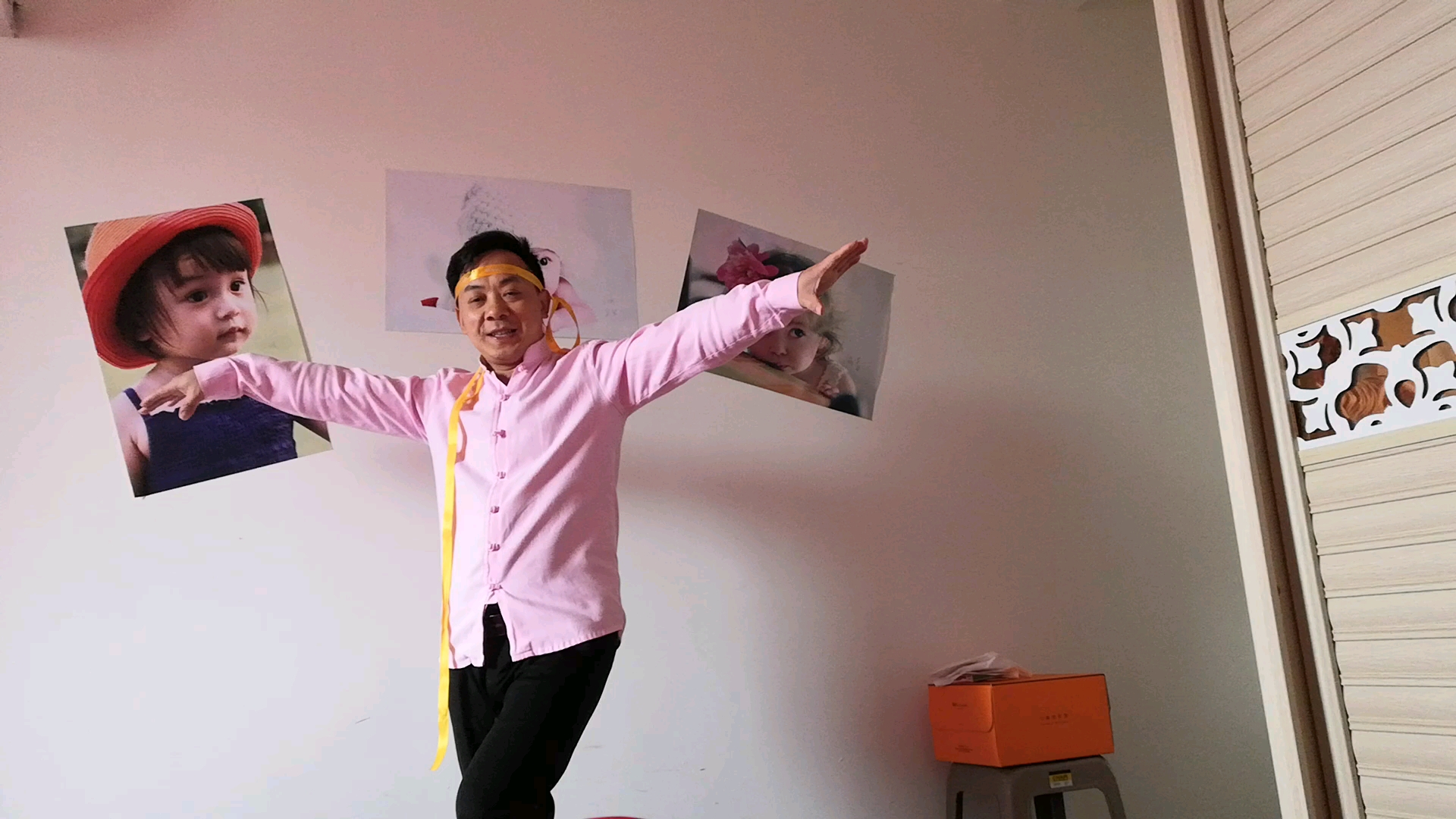 生日当天,因身体不适躺在床上,先生端上,就这样把蛋糕盒的带子往头上一绑… 