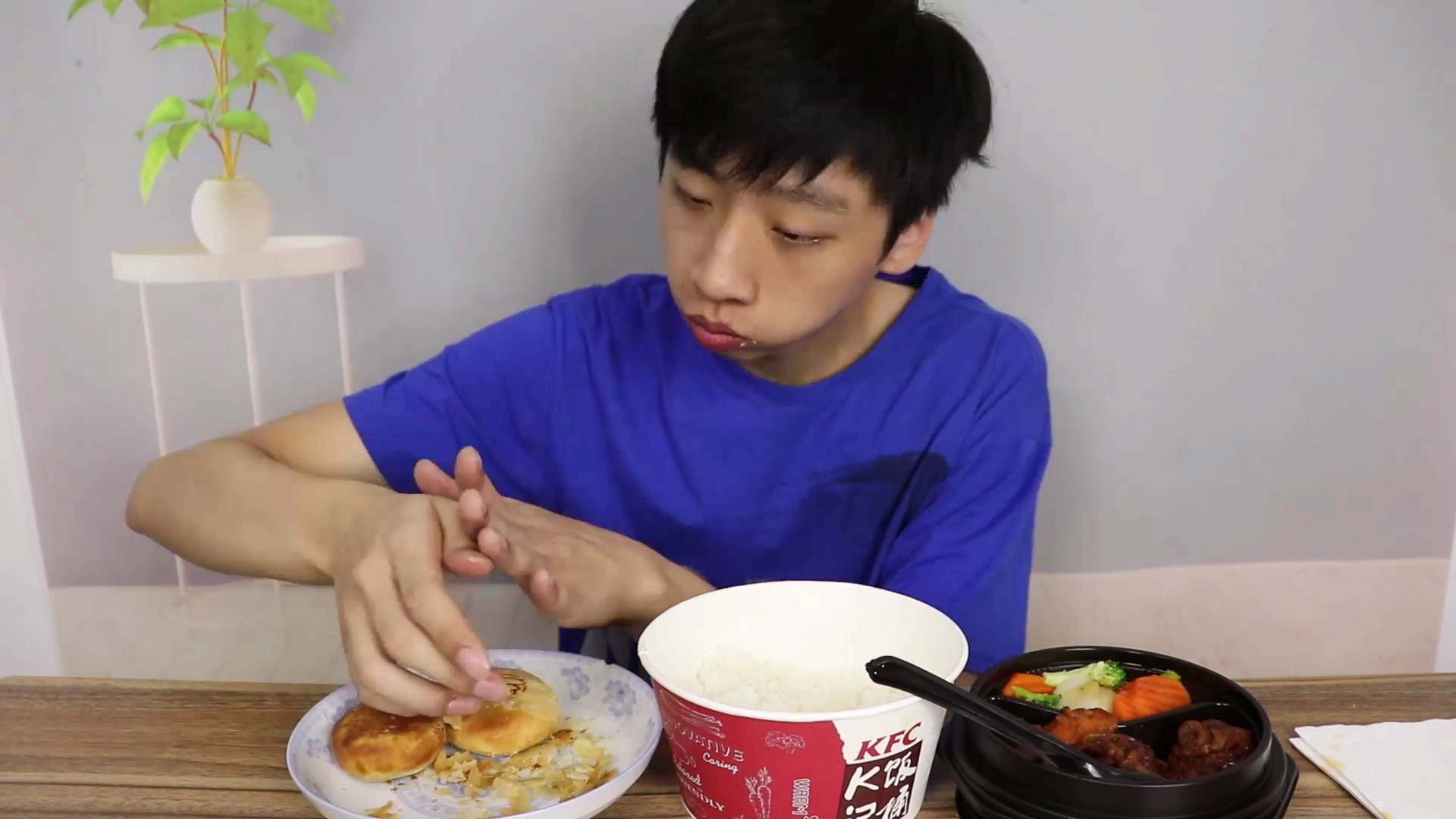 肯德基狂魔上线!试吃新品香锅鸡块饭和酥饼,味道到底怎么样?(No2)