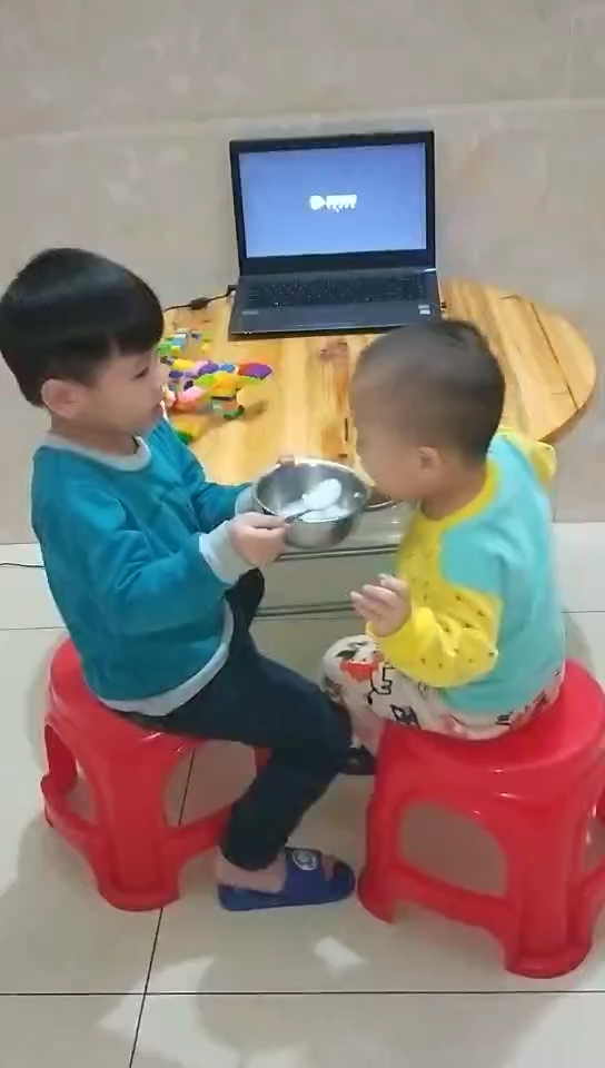 白粥能吃出快乐。是爱?是责任?更是穷。