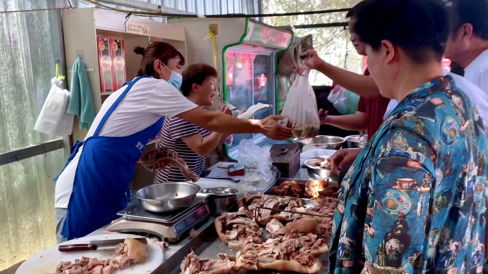 #美食探店#山东特色全猪汤，生大肠生猪头生货直接下锅，干净卫生生意火爆