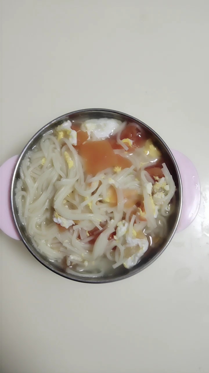 给宝宝做的西红柿鸡蛋面,西红柿去皮哦!!