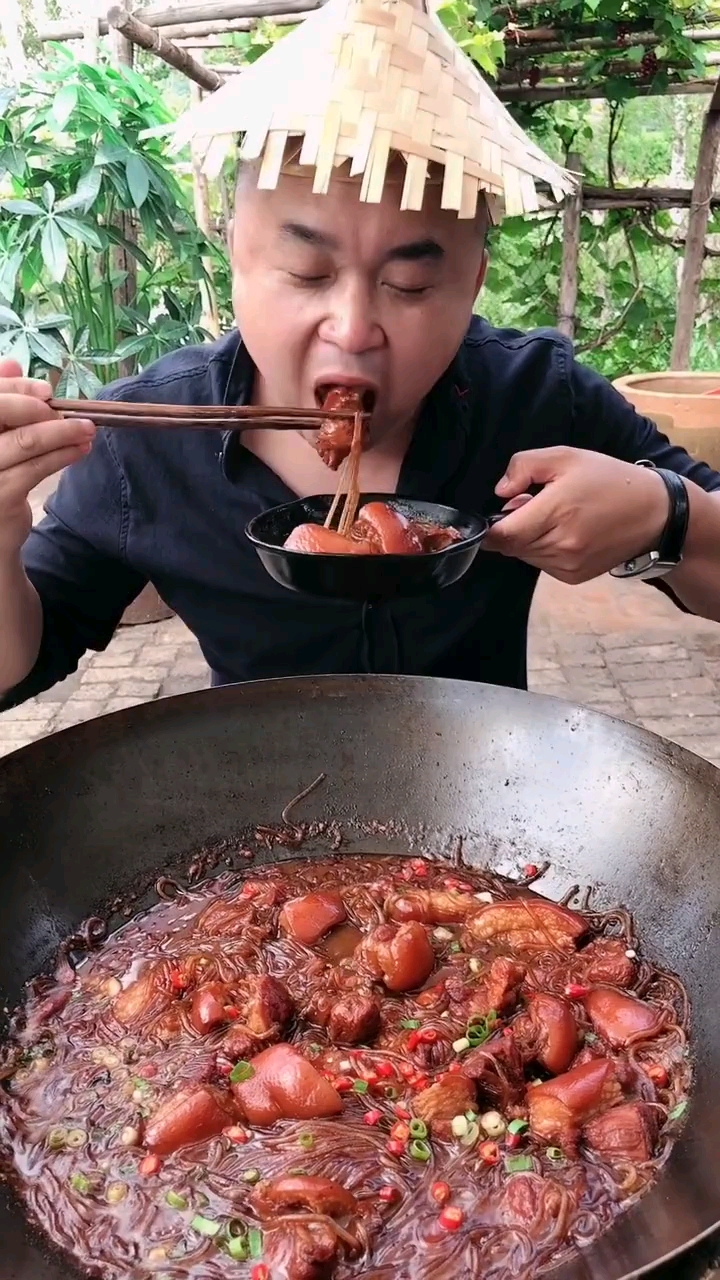 #舌尖上的乡村美食#猪蹄炖粉条教程…