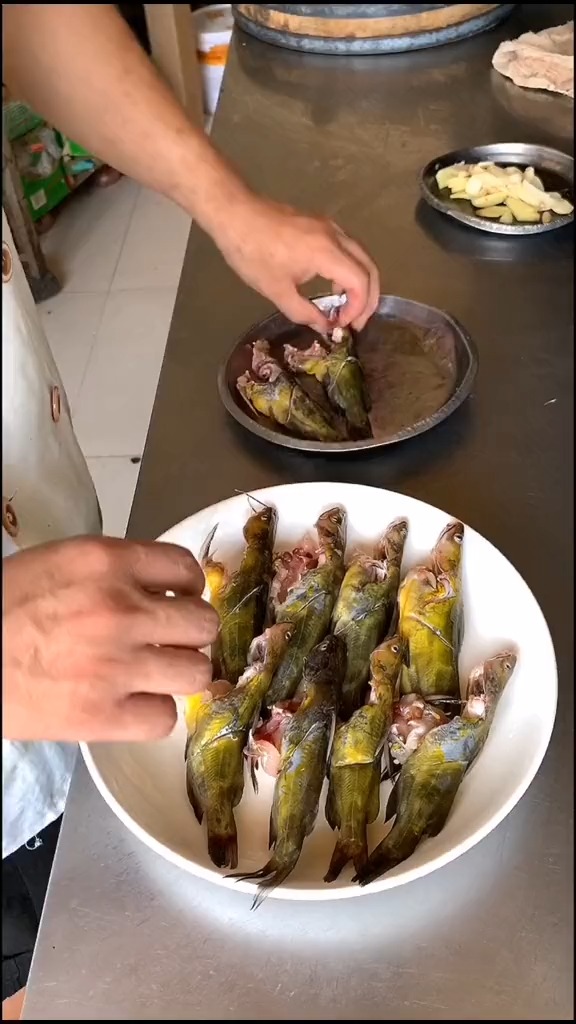有位广东蒸菜老师傅告诉我,他们广东那边汪刺鱼都是这样吃的,我怎么感觉上了糟老头的