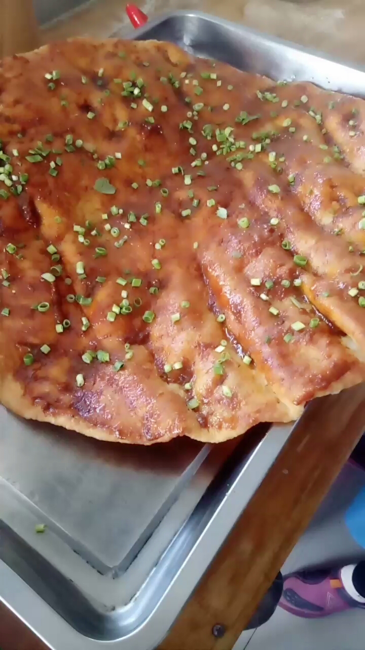 好吃的酱香饼出锅了,快来曹状元烧饼店吃吧