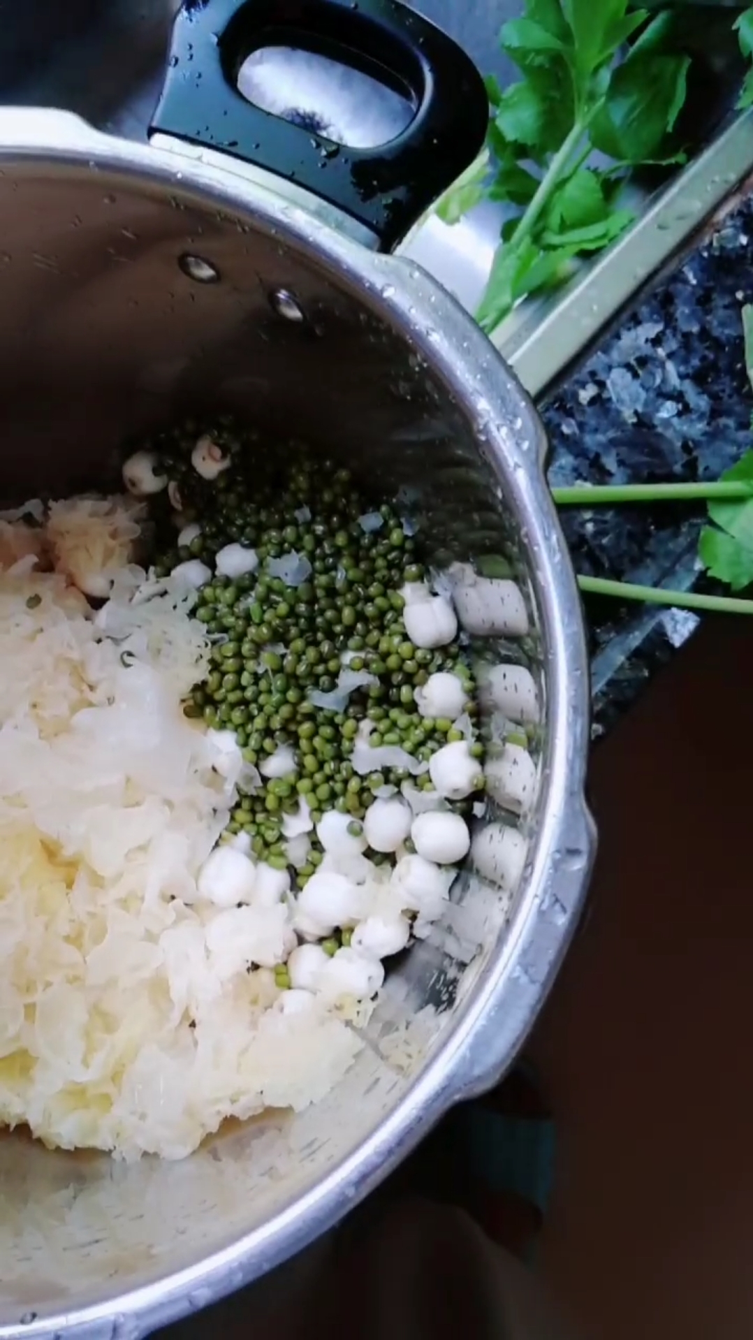 夏日必备,银耳莲子绿豆汤,美容养颜清热解毒