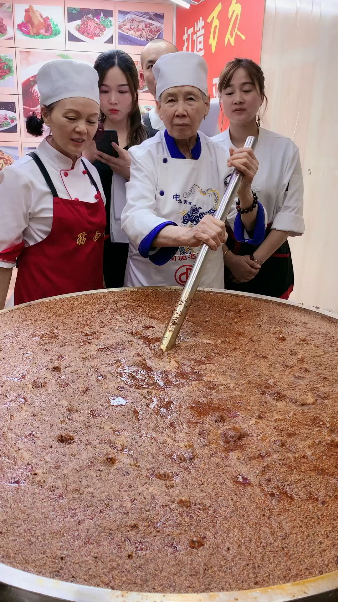 羊肉500克,羊骨750克,羊油50克,陈皮5克,草果1个,良姜9.8克,白芷4