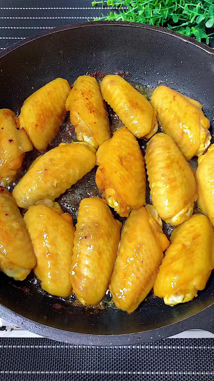 比外面还香的盐焗鸡翅,一包粉两个步骤就能做好