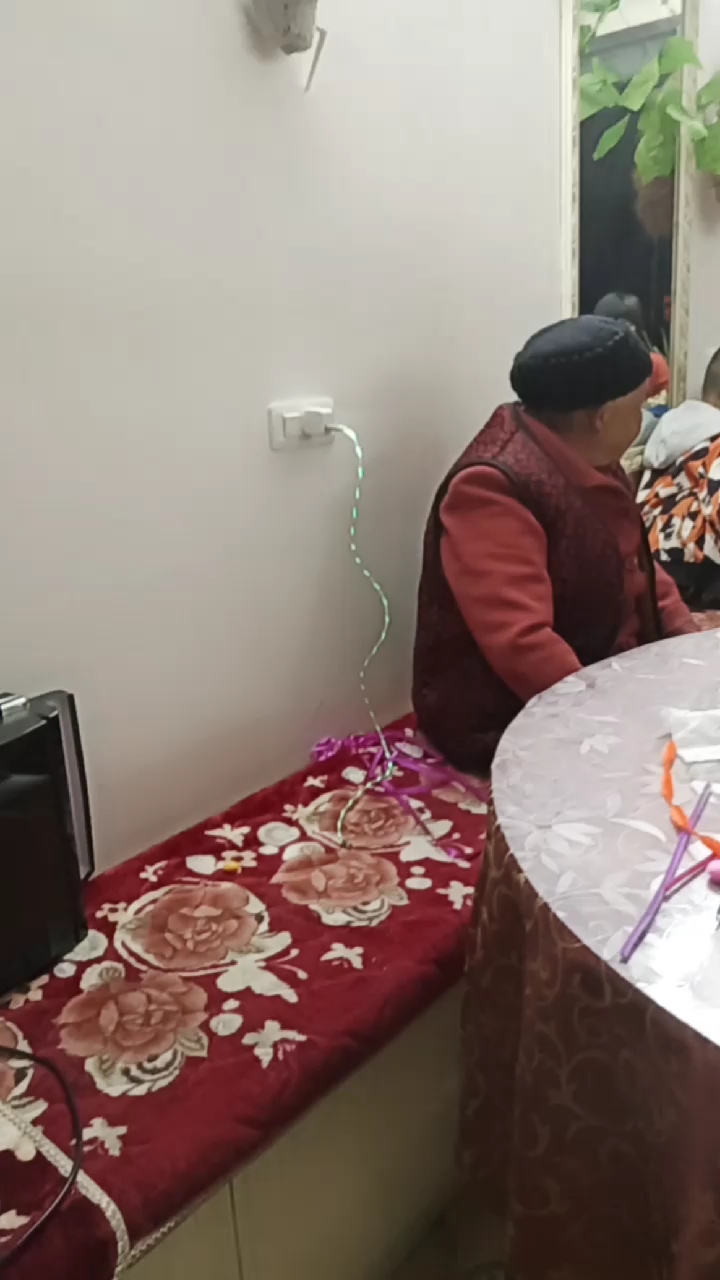 这是我的奶奶七十多岁了,我祝您健康长寿,福如东海寿比南山!