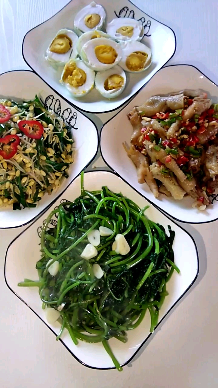 家常小菜做好,豆芽炒韭菜,蒜蓉茼蒿,泡椒鸡爪,咸鸭蛋