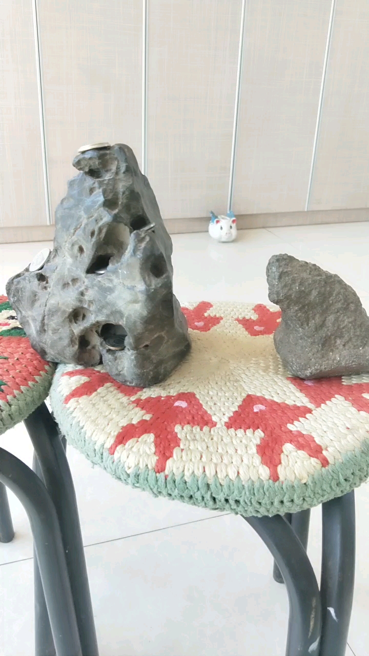 看看我这些宝石像什么?真看出是猪年了,小猪猪在后面偷景呢
