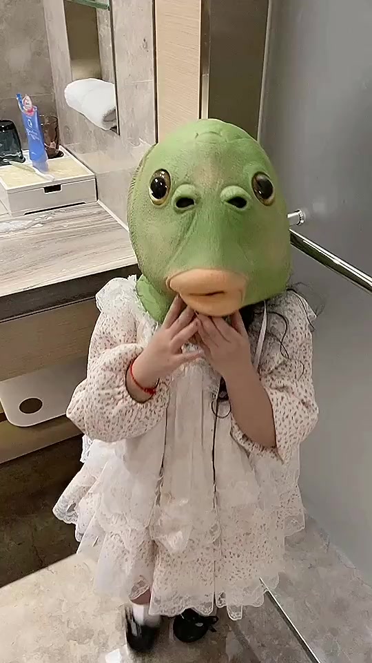 #我要上热门#哈哈哈太可爱了呆萌大鱼头网红鱼头套萌宝