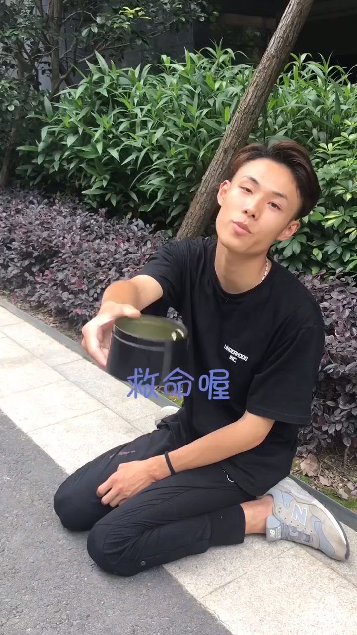 #搞笑段子剧#手里捧着窝窝头菜里没有一滴油,大哥大姐们帮帮这个小哥哥吧