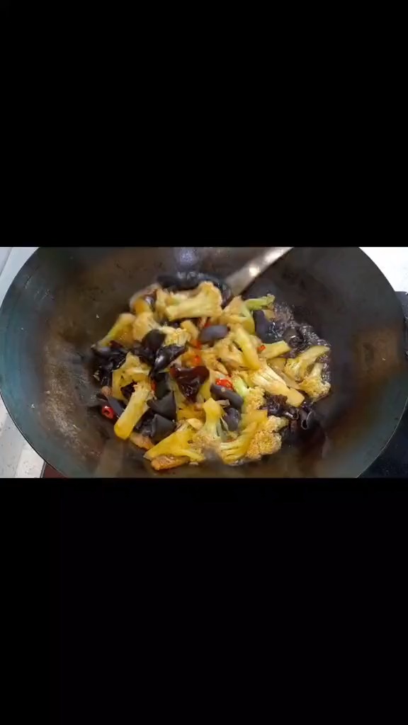 咸肉花菜炒木耳,,很喜欢吃花菜,但是感觉炒不熟,提前焯水就好啦