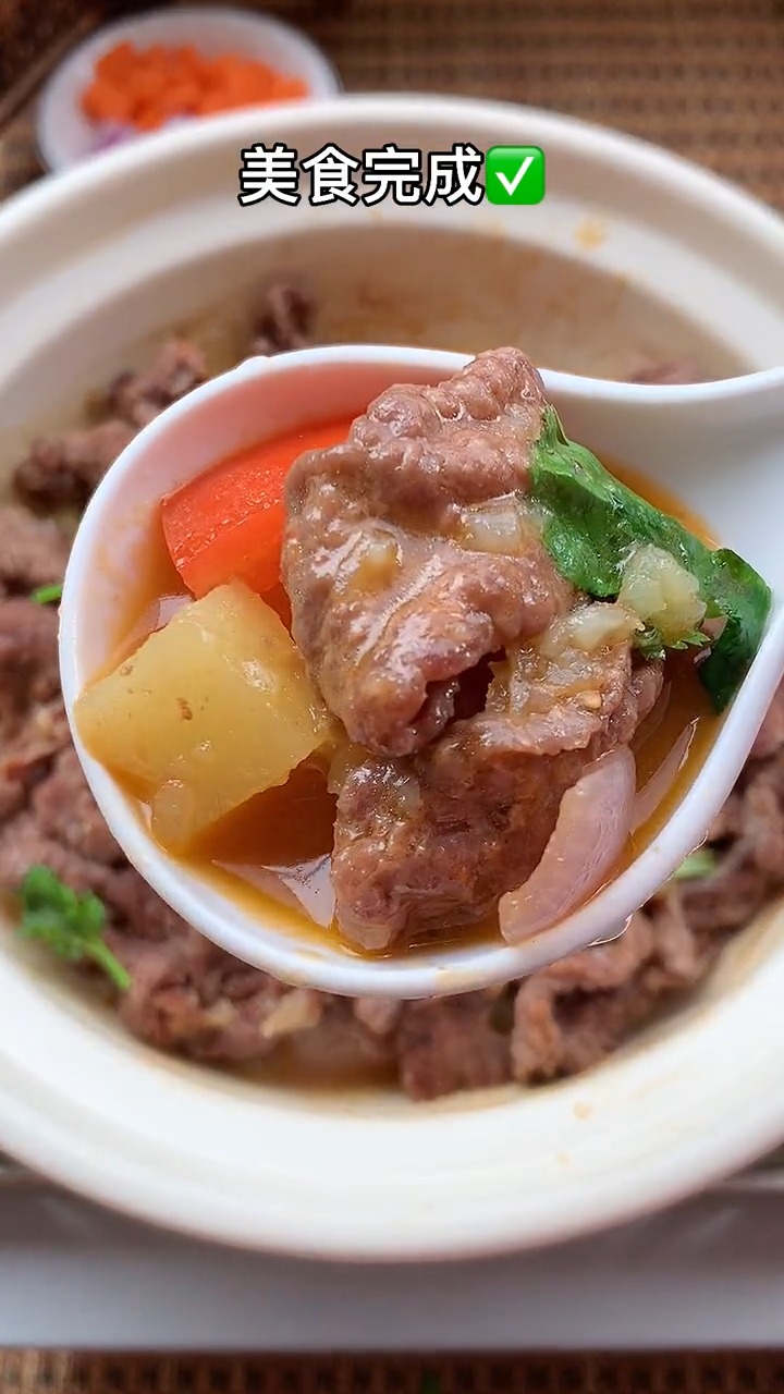 这道土豆牛肉煲我经常要做给小孩吃,大人小孩都喜欢,家常菜