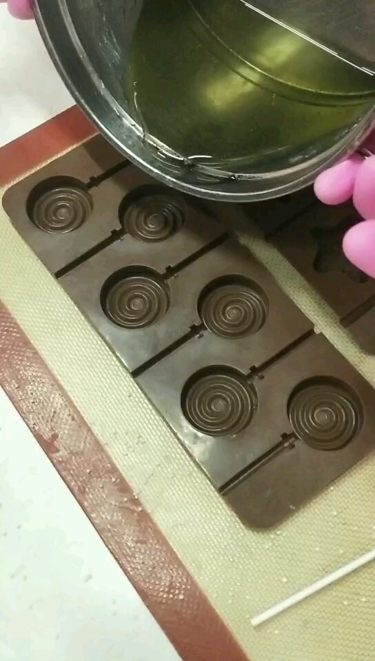 #快要憋疯的你#讲解背影蛋糕制作，水晶装饰制作