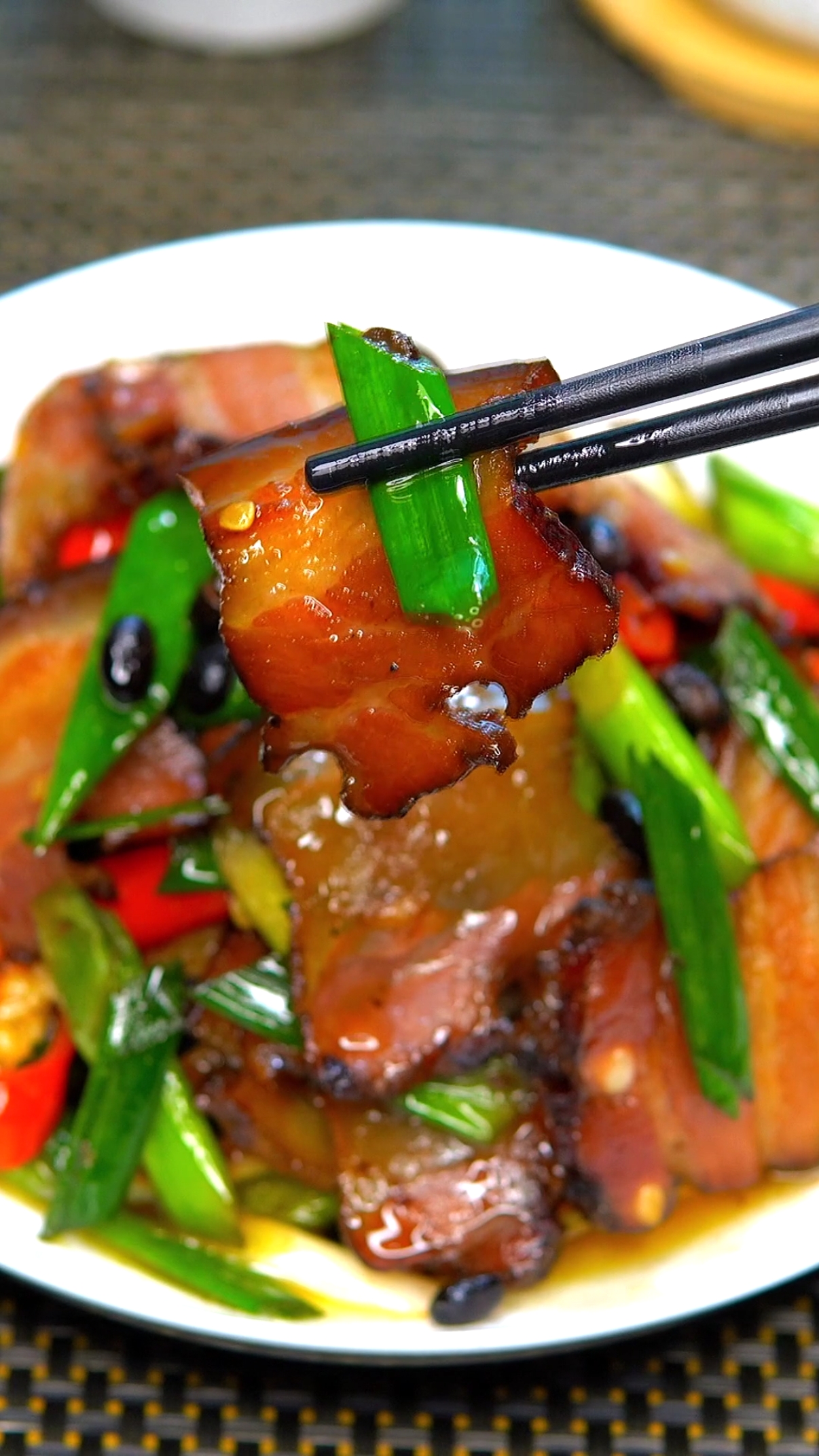 #自制美食#这个季节,来一盘腊肉炒蒜苗,吃着格外香